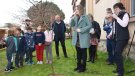 L'Escola Puig d'Arques planta la prunera de la pau