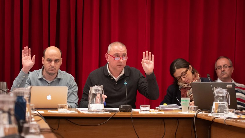 El regidor Joan Casabó i l'alcalde, Robert Mundet, en una votació
