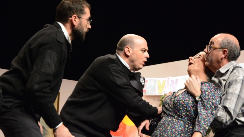Una escena de Mentiders amb Joan Casabó, al centre de la imatge, fent d'agent de policia