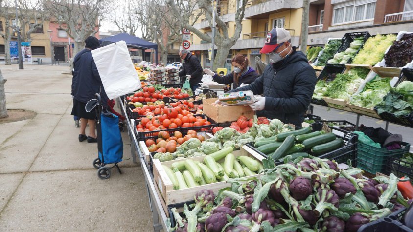 Mascaretes i guants, avui al mercat de Cassà