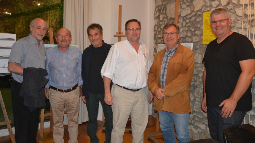 Els presidents del Foment i la UD Cassà, amb l'alcalde i els aqruitectes redactors de l'avantprojecte