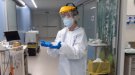 L'empresa cassanenca INPLACSA proporciona plàstics per a les bates del personal sanitari