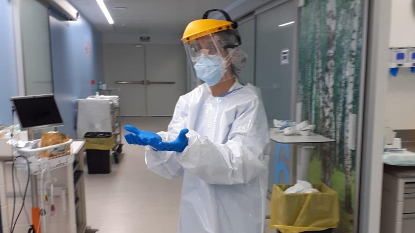 Una bata feta amb plàstic per els/les voluntaris/es que estan treballant de ferm per al personal sanitari