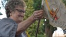 El banderí de la colla Dansaires Cassanencs, lliurat a l'Ajuntament