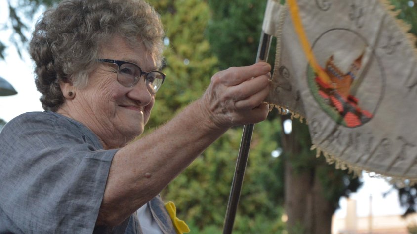 Nita Pascual mostra el banderí que va brodar fa més de seixanta anys i avui ha lliurat a lAjuntament
