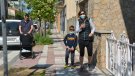 Els infants poden sortir al carrer amb condicions i molta precacució