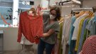 El comerç comença a obrir amb moltes precaucions