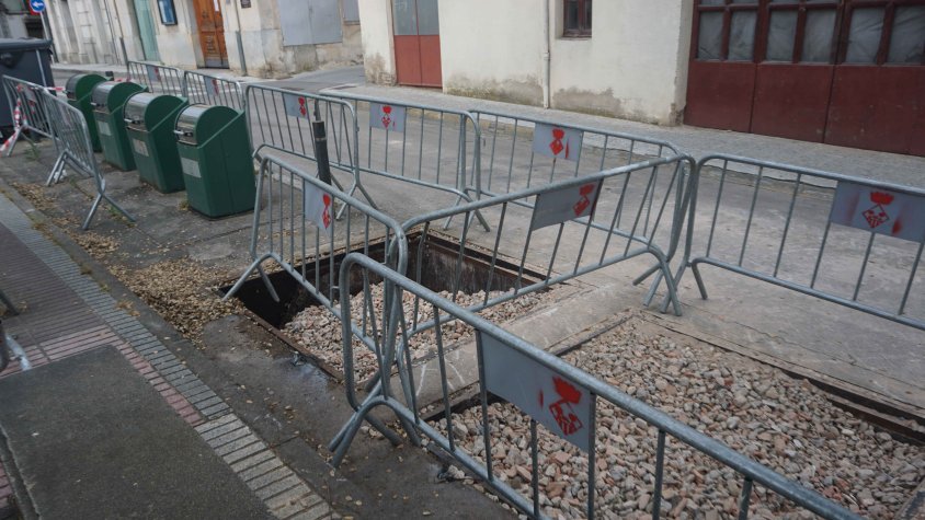 Es reprenen els treballs de clausura dels contenidors soterrats a la pl. de la Coma i a la carretera Marina