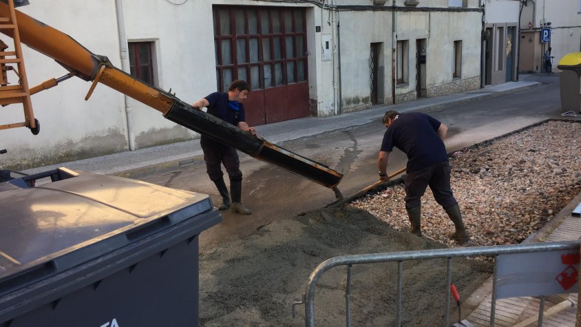 Posen formigó sobre els antics contenidors de la plaça de la Coma