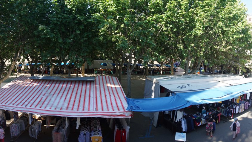 Avui han tornat les primeres parades de roba al mercat de Cassà