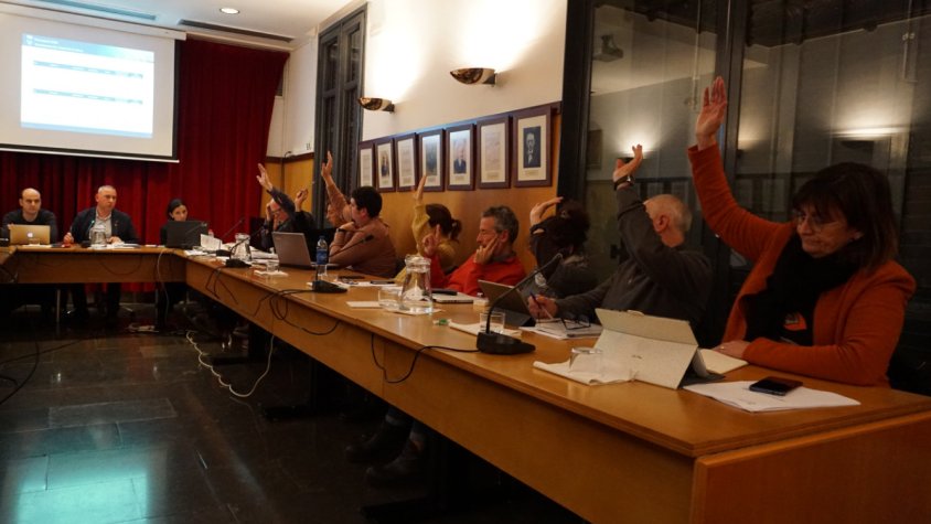 A la dreta, els regidors d'ERC en un ple muncipal, abans del confinament.