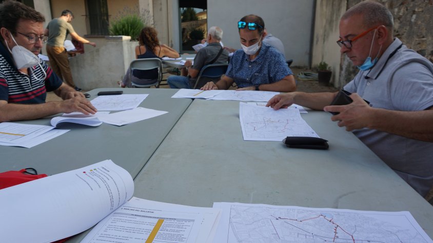 L'alcalde, Robert Mundet, ha assistit a la sessió participativa. A la imatge, amb el regidor Christian Cortés i el president de la UBC, Jordi Tubert.