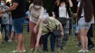 Emotiu homenatge del poble de Cassà a les persones que han mort durant l'estat d'alarma