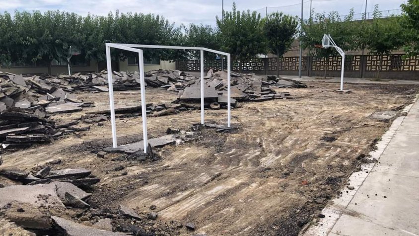 Al pati de l'Escola Puig d'Arques han començat les obres