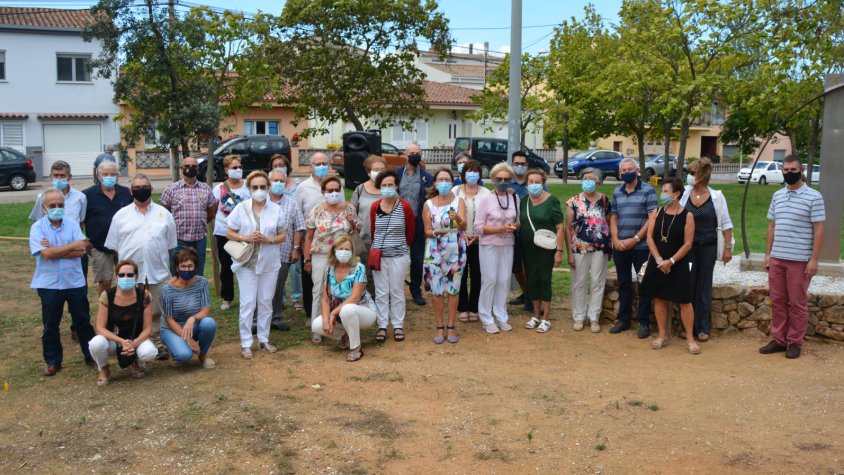 Els voluntaris de Càritas Cassà, davant el monument a Josep Dalmàs
