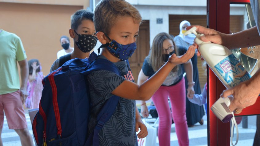 Neteja de mans als alumnes en l'entrada al col·legi La Salle Cassà