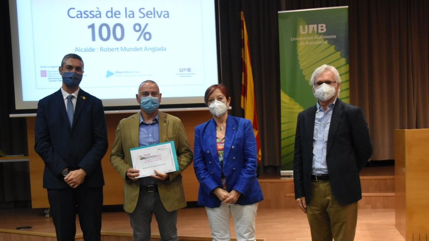 Lliurament del guardó Infoparticipa a l'alcalde de Cassà, Robert Mundet