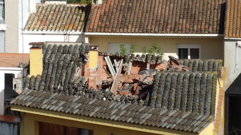 Una llamp causa destrosses en la teulada d'una casa al carrer de Cervantes
