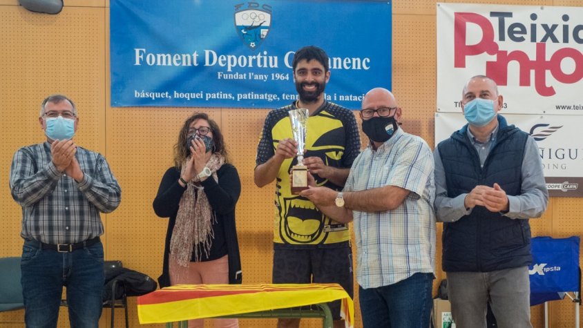 El capità del Blanes rep el trofeu de campió