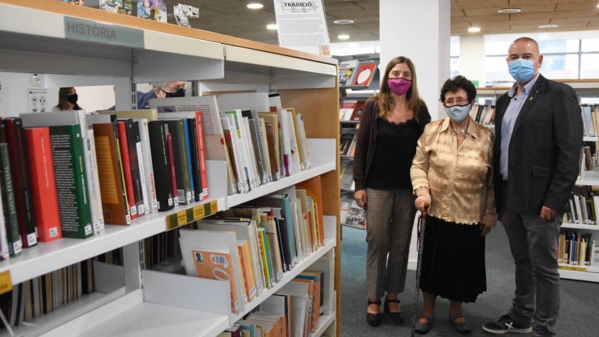 La vídua Núria Arbussé, l’Alcalde Robert Mundet i la regidora d’educació Sílvia Martí, al costat del fons donat avui
