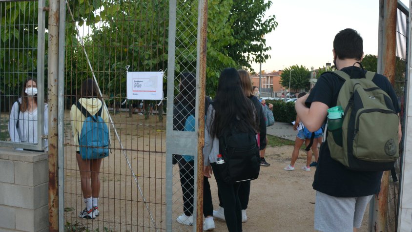 Alumnes de l'Institut, entrant a classe el primer dia de curs