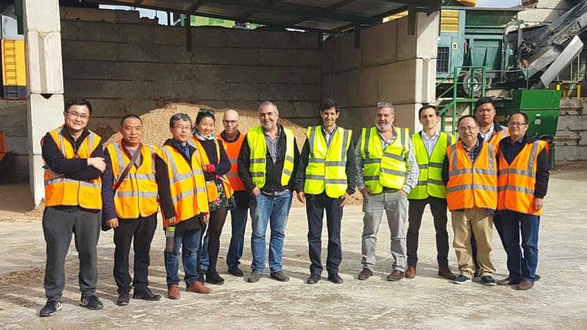 Els empresaris xinesos amb responsables de Cañet Xirgu