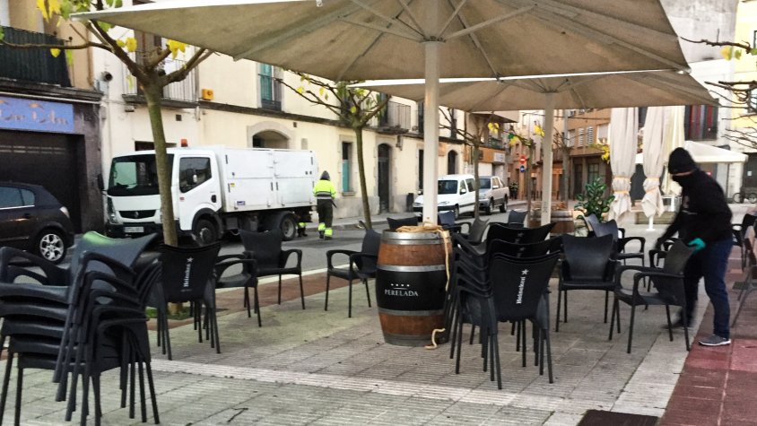 Aquest matí, a la plaça de la Coma es reactivava l'activitat dels bars de la zona