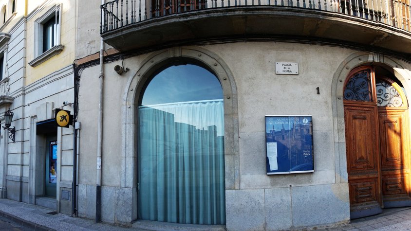 El ple d'aquest vespre ha iniciat els tràmits per llogar la Sala la Coma a Caixabank