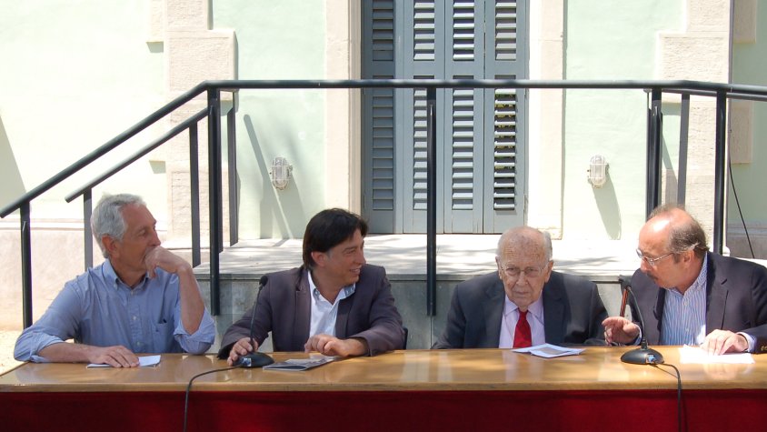 Jordi Nadal, al maig del 2014, al pati de Can Nadal amb els alcaldes de Cassà, Josep M. Dausà i Enric Bagué, i el seu nebot, Kiku Nadal.
