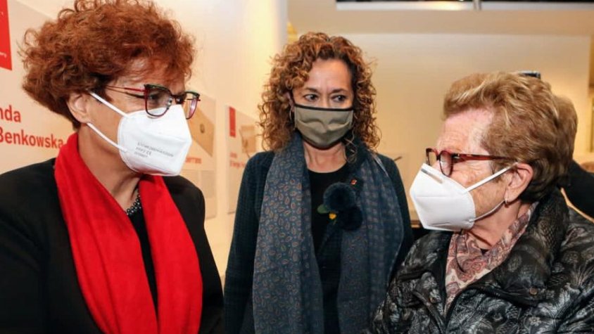 La consellera de justícia, Ester Capella, amb la neta i una altra familiar de Baldiri Soler