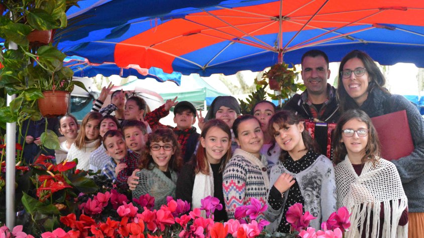 Alumnes de l'Escola Puig d'Arques  han portat el Càntut al mercat del Passeig Vilaret
