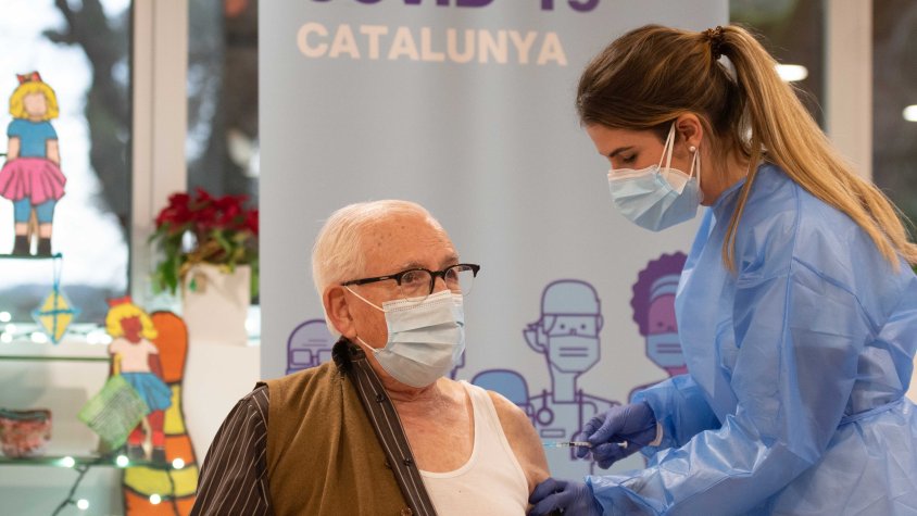 Vacunació de gent gran al CAP de Cassà