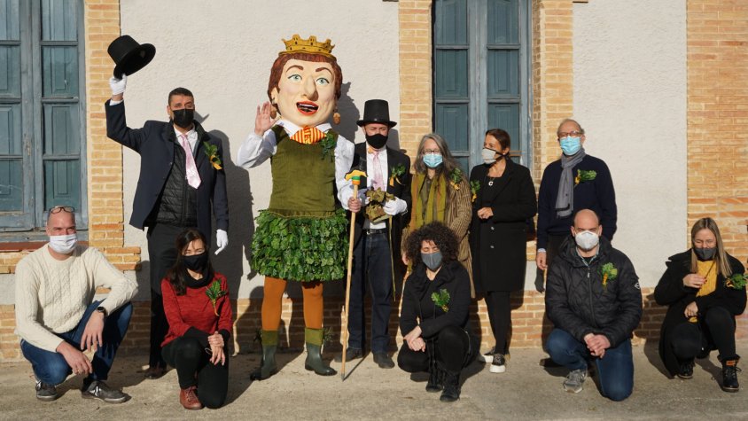 La "Dona dels nassos"  punt d'iniciar la cercavila, amb els col·laboradors en el projecte