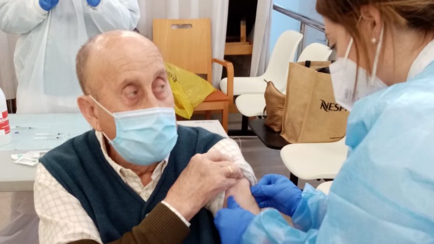 Un resident en el moment de rebre la vacuna