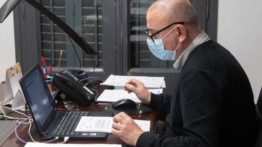 L'alcalde,  Robert Mundet, assistint  a un ple telemàtic