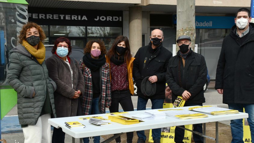 Dolors Bassa, amb membres d'ERC, al mercat de Cassà