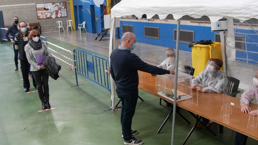 Assaig de votacions a la nau polivalent