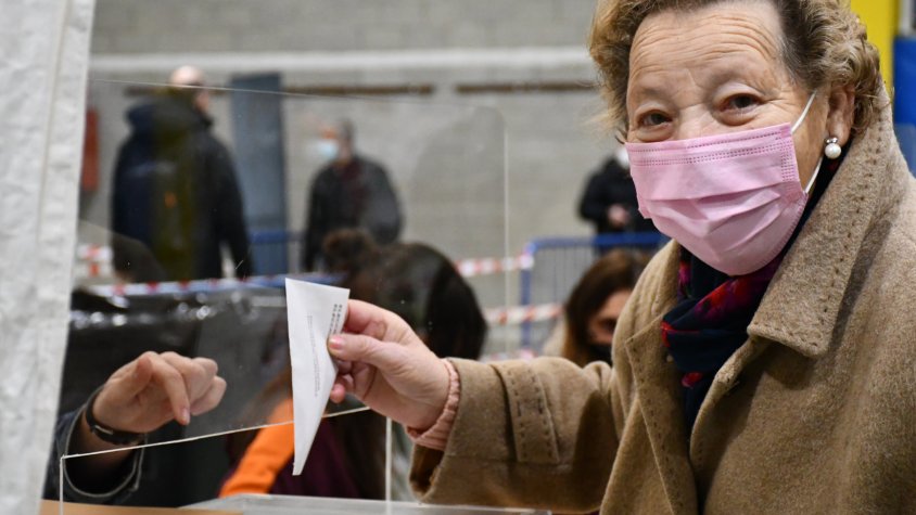 Es constitueixen totes les meses de Cassà i comencen les votacions a la nau polivalent