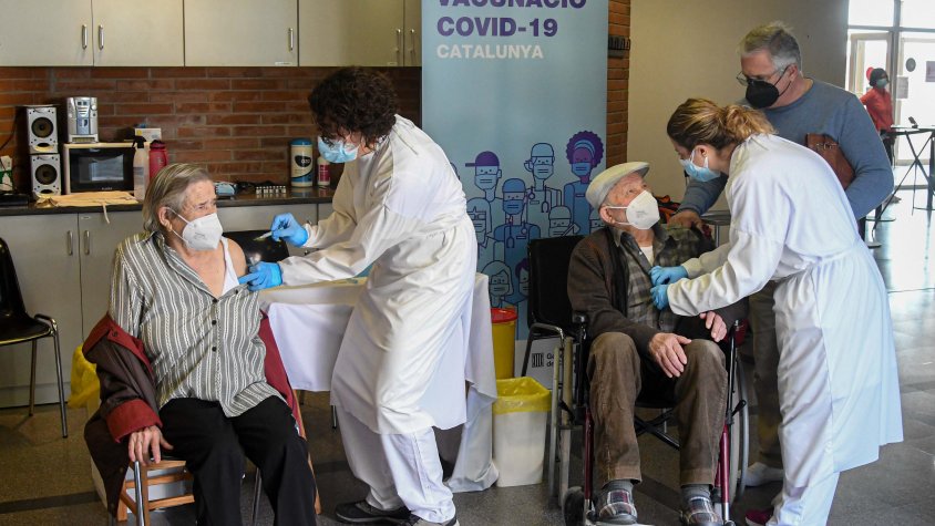 Vacunació de gent gran al CAP de Cassà
