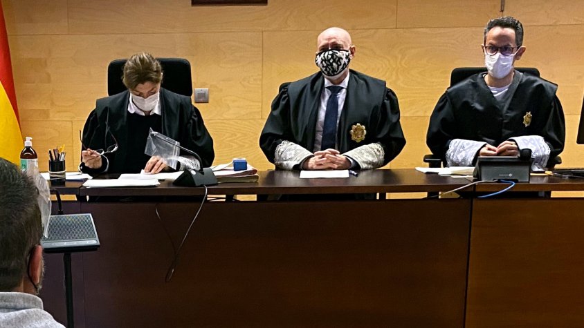 D'esquenes, el veí de Cassà de la Selva condemnat per abusos sexuals. Foto del judici de l'11 de març del 2021 (ACN)