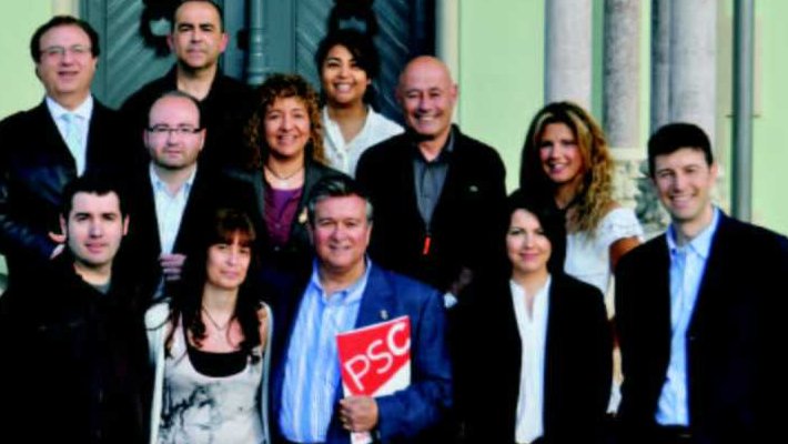 Marià Montsunyer, a la segona fila, a l'esquerra, amb la candidatura municipal del PSC del 2011