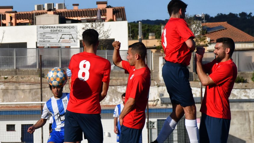 Aquesta falta llançada per Karim no va entrar pels pèls a la porta del Blanes