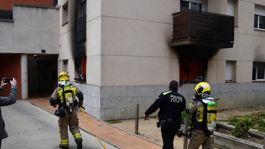 Dues persones van morir en l'incendi d'un pis ocupat al número 51 del carrer del Raval