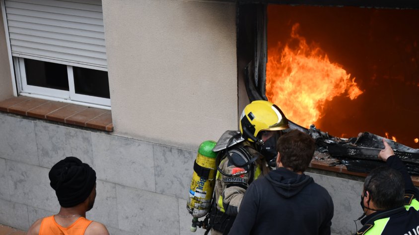 Una imatge del foc de divendres al matí que va causar dues víctimes mortals