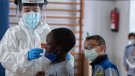 Cinc positius en els cribratges massius fets a dos centres educatius de Cassà