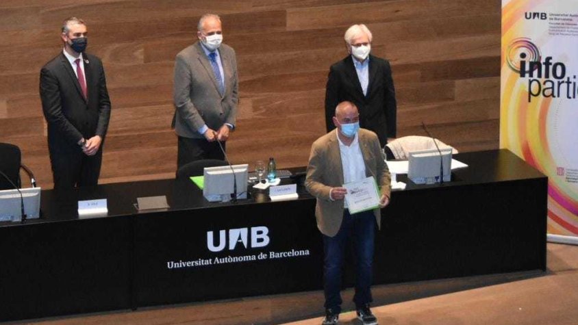 L'alcalde de Cassà, Robert Mundet, recollint el guardó