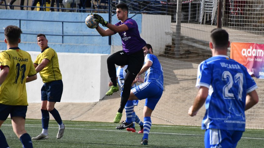 Tres moments del partit contra el Quart