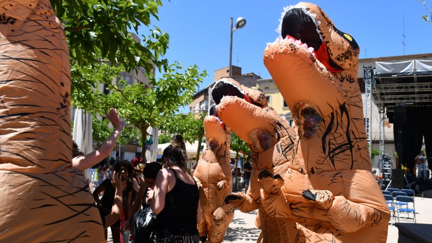 Aparició dels Corks en el ball vermut