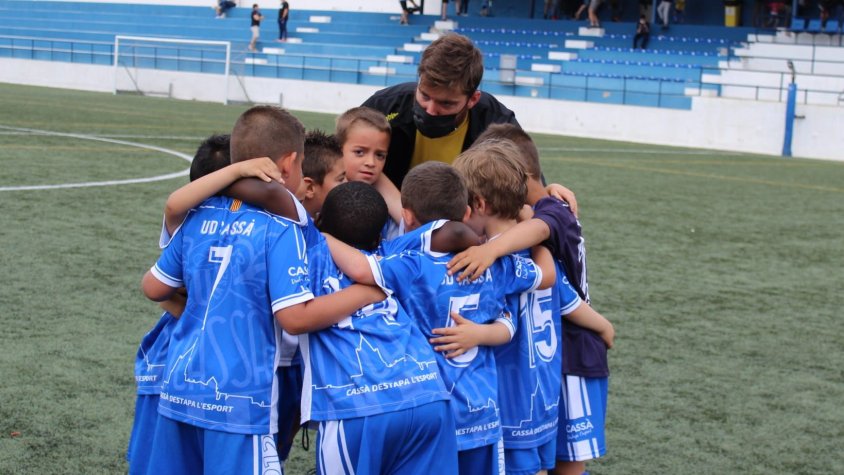 L'equip de l'escoleta, fent pinya