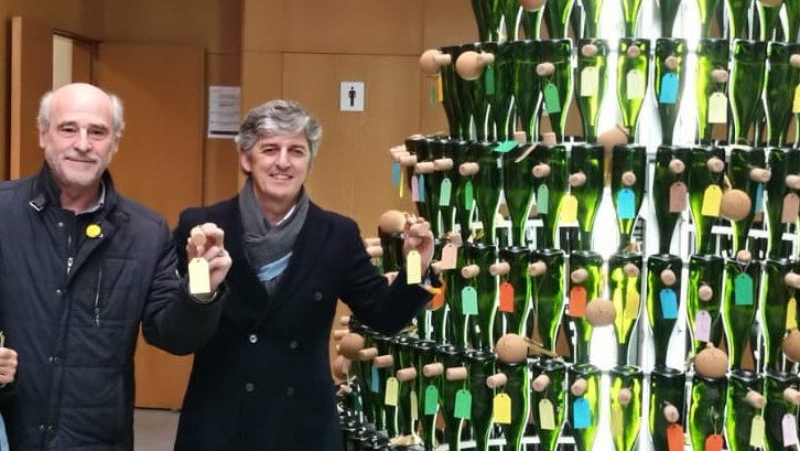Anna Serra, Martí Vallès i Joan Puig, amb l'Arbre dels desitjos dels taps de suro
